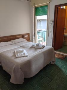 A bed or beds in a room at Hotel Bellevue