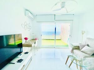 Μια τηλεόραση ή/και κέντρο ψυχαγωγίας στο Jardines de Adnania en Marina del Este con vistas al mar