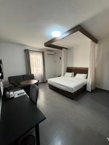 - une chambre avec un lit, un canapé et une table dans l'établissement Ivory Residences, à Mombasa