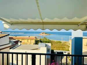 balkon z widokiem na ocean w obiekcie Mansarde Marzamemi w mieście Marzamemi