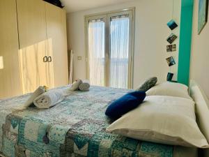 - une chambre avec un lit et des serviettes dans l'établissement Mansarde Marzamemi, à Marzamemi