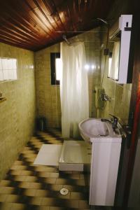 La salle de bains est pourvue d'un lavabo et d'une douche. dans l'établissement SOFT ROOMS, à Vila Real