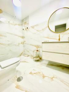 Ένα μπάνιο στο Jardines de Adnania en Marina del Este con vistas al mar