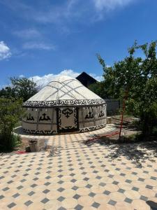 duży budynek igloo z dachem wyłożonym kafelkami w obiekcie Guest house Ayperi w mieście Bokonbayevo