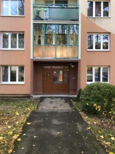 un immeuble d'appartements avec une porte et une passerelle dans l'établissement Apartmán pod Lesom Kežmarok, à Kežmarok