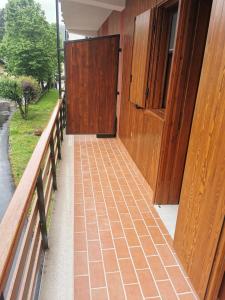 un passaggio pedonale fuori da un edificio con porta in legno di Casa vacanza Pescasseroli a Pescasseroli