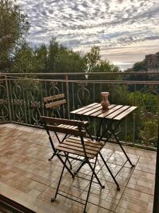 d'une table en bois et d'une chaise sur un balcon. dans l'établissement Terrazza sul mare Pisciotta - Palinuro, à Pisciotta
