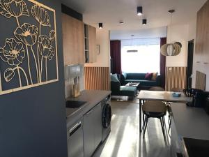 une cuisine et un salon avec une table et une salle à manger dans l'établissement Apartmán pod Lesom Kežmarok, à Kežmarok