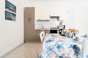 une cuisine et une salle à manger avec une table et des chaises dans l'établissement Casa Sole, à Favignana