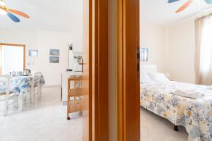 une chambre avec un lit et une salle à manger dans l'établissement Casa Sole, à Favignana 15 autres photos