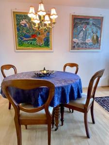 Posezení v ubytování Wunderschönes Apartment im Zentrum Goldstadt Pforzheim