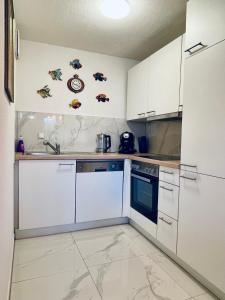 Kuchyň nebo kuchyňský kout v ubytování Wunderschönes Apartment im Zentrum Goldstadt Pforzheim