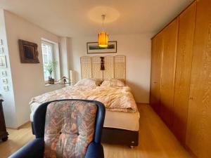 Postel nebo postele na pokoji v ubytování Wunderschönes Apartment im Zentrum Goldstadt Pforzheim