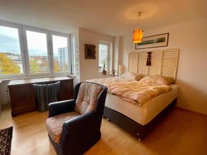 Postel nebo postele na pokoji v ubytování Wunderschönes Apartment im Zentrum Goldstadt Pforzheim