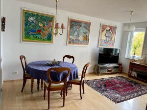 TV a/nebo společenská místnost v ubytování Wunderschönes Apartment im Zentrum Goldstadt Pforzheim