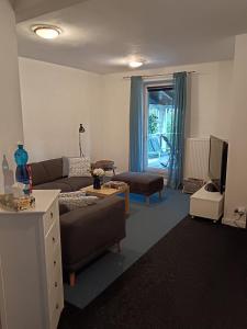 een woonkamer met een bank en een tafel bij Happy Guests apartment in Poprad