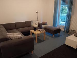 uma sala de estar com um sofá e uma mesa em Happy Guests apartment em Poprad