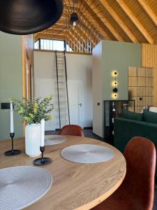 een eetkamer met een houten tafel en stoelen bij Siilihouse in Padise +20 foto's