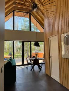 een eetkamer met een tafel en een groot raam bij Siilihouse in Padise