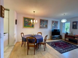 Posezení v ubytování Wunderschönes Apartment im Zentrum Goldstadt Pforzheim
