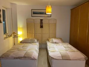 Postel nebo postele na pokoji v ubytování Wunderschönes Apartment im Zentrum Goldstadt Pforzheim