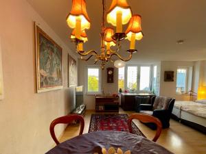 Postel nebo postele na pokoji v ubytování Wunderschönes Apartment im Zentrum Goldstadt Pforzheim