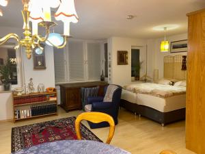 Postel nebo postele na pokoji v ubytování Wunderschönes Apartment im Zentrum Goldstadt Pforzheim