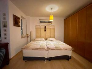 Postel nebo postele na pokoji v ubytování Wunderschönes Apartment im Zentrum Goldstadt Pforzheim