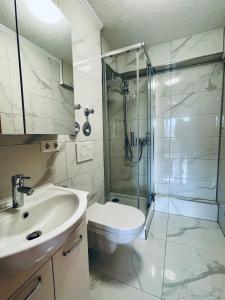 Koupelna v ubytování Wunderschönes Apartment im Zentrum Goldstadt Pforzheim + 37 fotografií