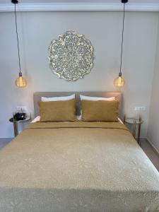1 dormitorio con 1 cama grande y 2 almohadas en Aesthesis Arxontiko Luxury Rooms, en Mirina