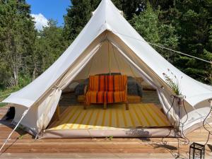 ein weißes Zelt mit einem Stuhl darin in der Unterkunft Pädaste Aerga Sunset Glamping in Pädaste