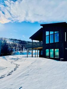 Villa Artic في ترومسو: مبنى في الثلج عليه اثار اقدام في الثلج