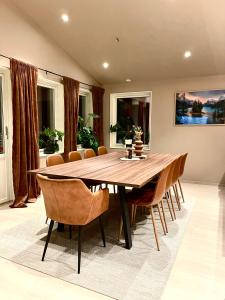 Villa Artic في ترومسو: غرفة طعام مع طاولة وكراسي خشبية