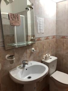 ポルト・コーヴォにあるQuartos Abelhaのバスルーム(洗面台、トイレ、鏡付)