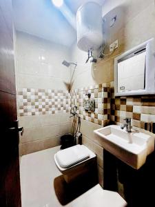 Kylpyhuone majoituspaikassa Deluxe Room Near Hazrat Nizamuddin Metro Station