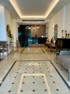 eine Lobby mit einem großen Zimmer mit einem Kronleuchter in der Unterkunft Byblostar Hotel in Byblos