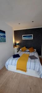 1 dormitorio con 1 cama grande con almohadas amarillas y azules en Lovely 2 bedroom apartment in Fife, en Fife