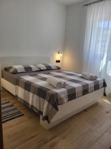 Un dormitorio con una cama con dos toallas encima. en Villa Boni, en Krneša 29 fotos más
