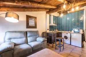 a living room with a couch and a kitchen at La Botica in Albarracín