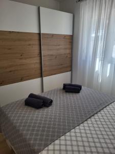 Un dormitorio con una cama con dos almohadas encima. en Villa Boni, en Krneša