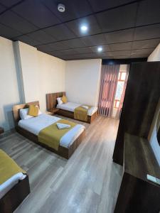 アルビールにあるNightview Erbilのベッド2台と窓が備わる客室です。