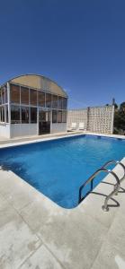 Luxury Villa con Piscina y Tenis tesisinde veya buraya yakın yüzme havuzu