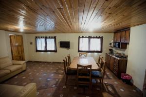 ein Wohnzimmer mit einem Tisch und einem Sofa in der Unterkunft Cabaña La Victoriana in Creel