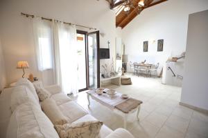Posedenie v ubytovaní Kores Villas