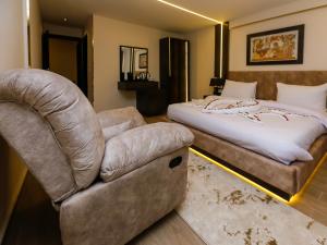 Postel nebo postele na pokoji v ubytování Crowne Pyramids View inn