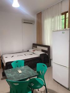 - une chambre avec un lit, une table et des chaises dans l'établissement H&A Guest House, à Golem