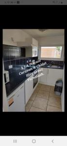 een keuken met een aanrecht met een opschrift erop bij No.21 BERMUDA in Hemsby