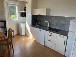 Galeriebild der Unterkunft Domaine du Vert Coteau, limite Trouville, beau 3 pièces avec parking et balcon vue Mer in Touques