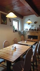 une salle à manger avec des tables et des chaises en bois dans l'établissement Penzion Villa Marion, à Mariánské Lázně