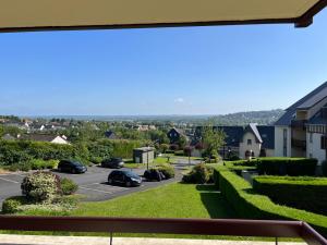 Galeriebild der Unterkunft Domaine du Vert Coteau, limite Trouville, beau 3 pièces avec parking et balcon vue Mer in Touques + 14 Fotos